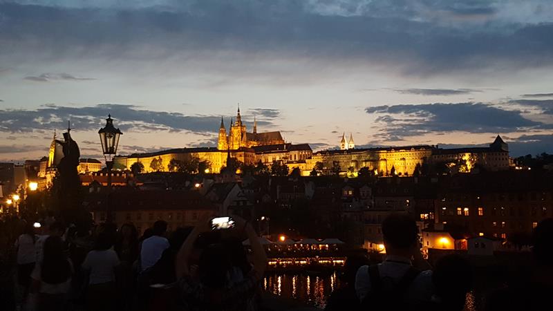 Prag, Karlsbrücke nachts mit Blick zur Prager Burg
